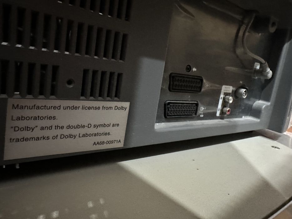 Телевизор и тумба под тв