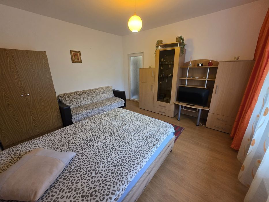 Închiriez garsoniera