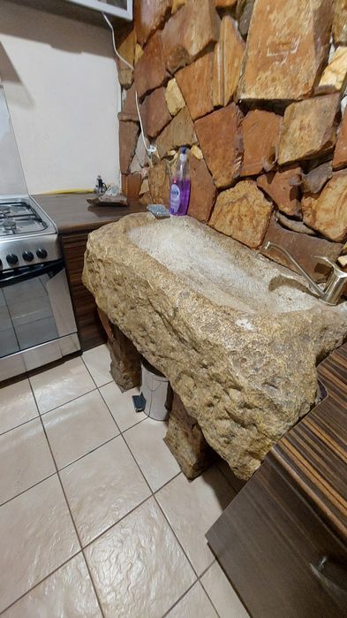 Lavoar masiv din piatra și decorațiuni vechi