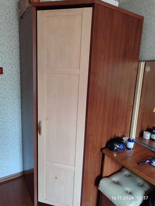 Шкаф и зеркало тумба