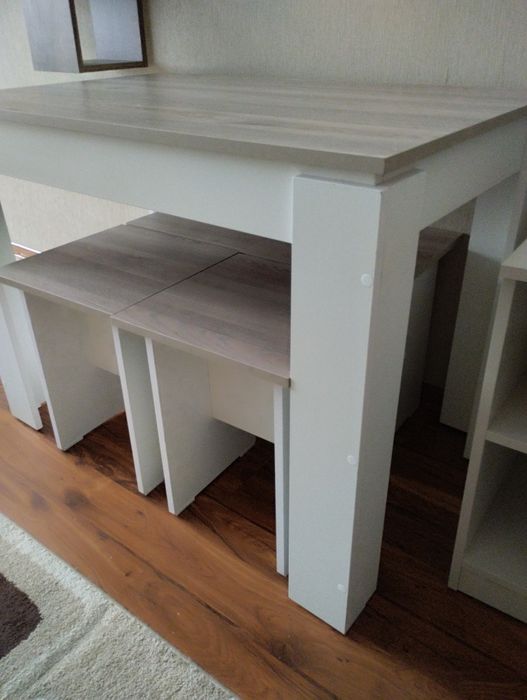 Кухонный стол с табуретами