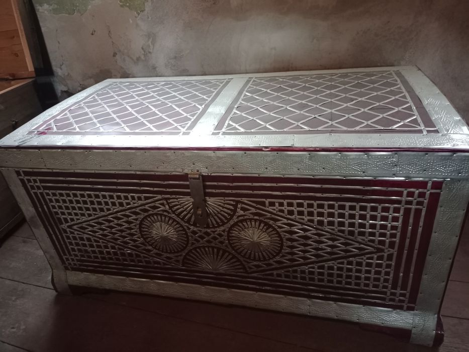 Продам  красивые сундуки,палас полушерсть