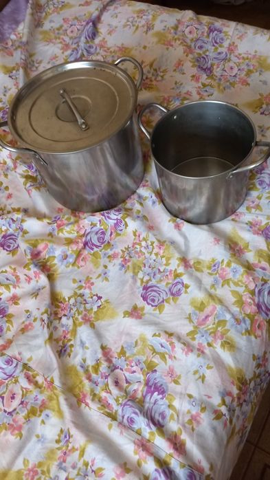 Чинии цветни малки и големи.Тенджери голяма и малка от поцинкована лам