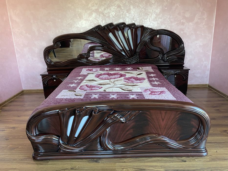 Mobila completa - pat + noptiere, dulap, comoda + oglinda