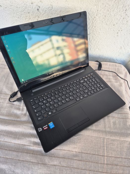 Laptop Lenovo i5 cu Radeon Graphics