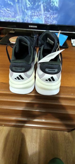 Продам кроссы adidas