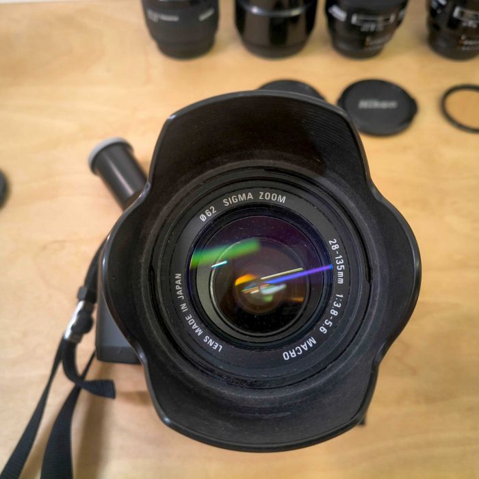 Aparat foto pe film Nikon F‑601 + Sigma 28–135mm Macro – stare foarte bună