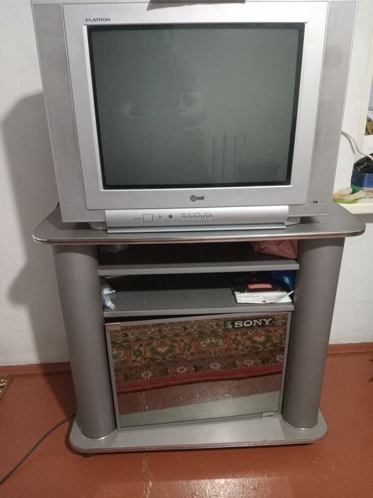 Телевизор с тумбочки