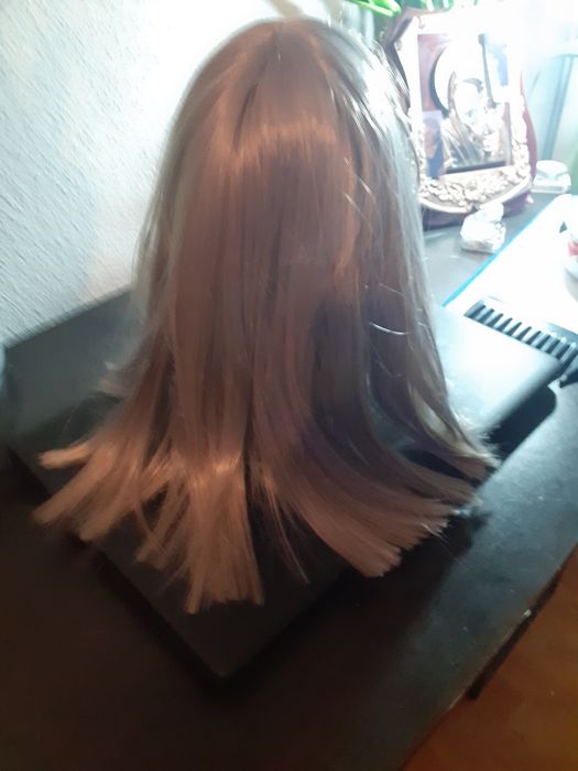 peruca gri cu breton