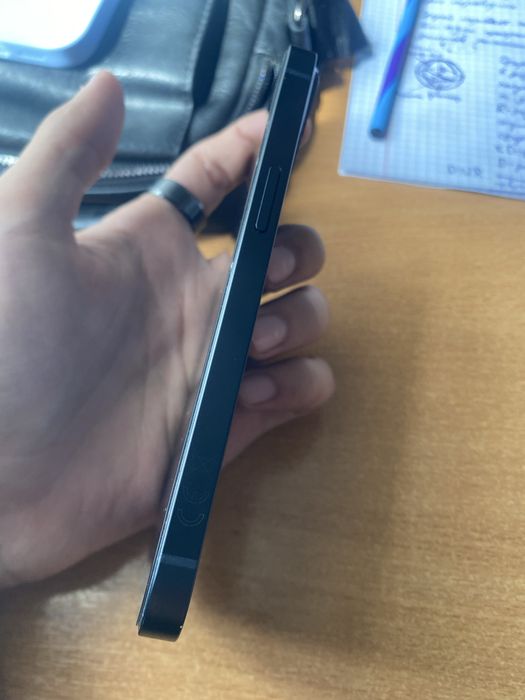 Продам Iphone 13