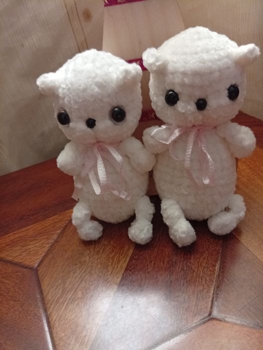 Вязаные  белые котики