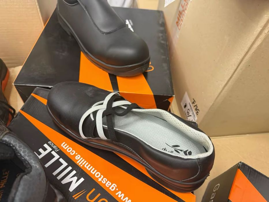 Vand un lot de marfa bocanci de munca 3600 buc