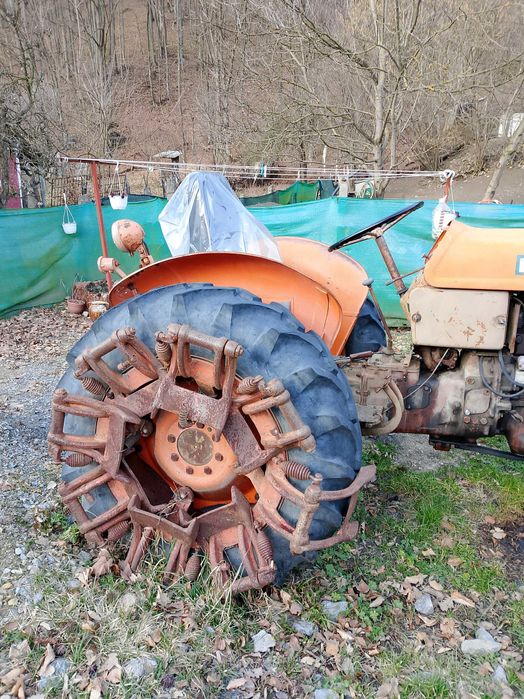 Vând Tractor Fiat411