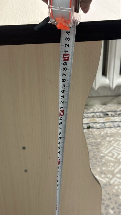 Деревянный кухонный стол без стульями