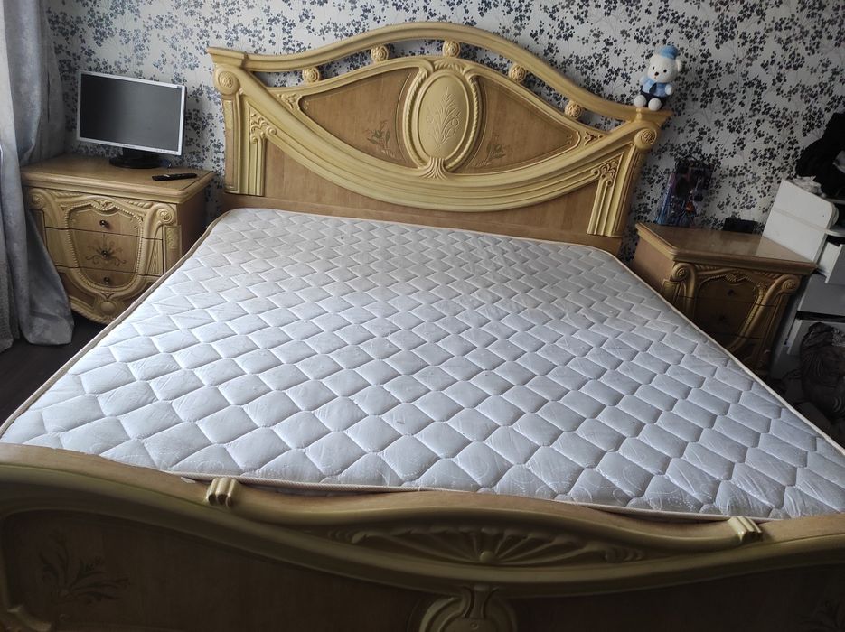 Кровать и тумбочки