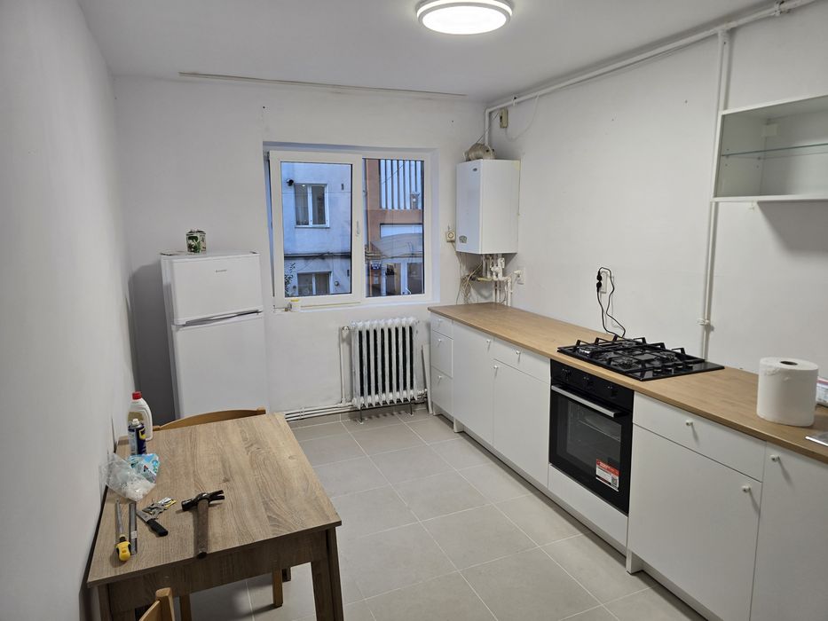 Închiriez apartament zona Han-etaj 2