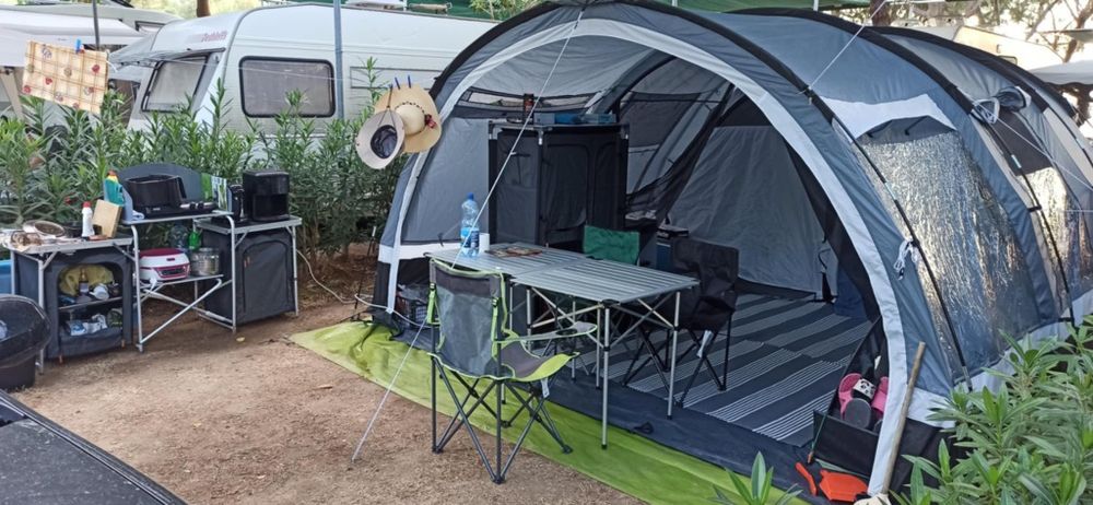 Vând cort maaaare sau schi semb cu un cort de rulota sau un porc