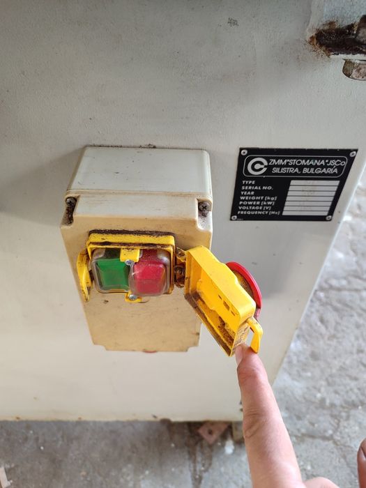 циркуляр за масив с чисто нова карета 1600мм.мотор 4 kw.без подрезвач