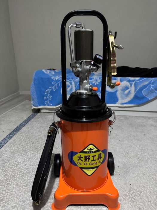 Нагнетатель для масла и смазки пневматический