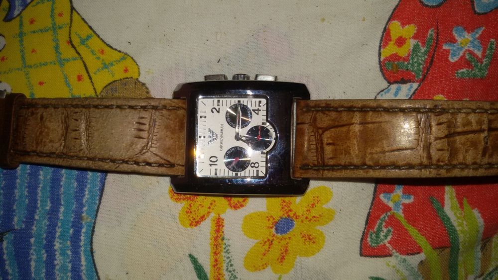 Часовник с кафява каишка и кутия за часовник