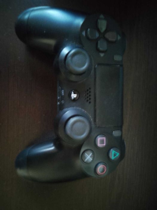 Playstation 4 pro със два джойстика.