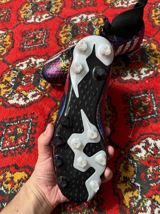 Adidas butsi profesyonallar uchun futbol oʻynash uchun