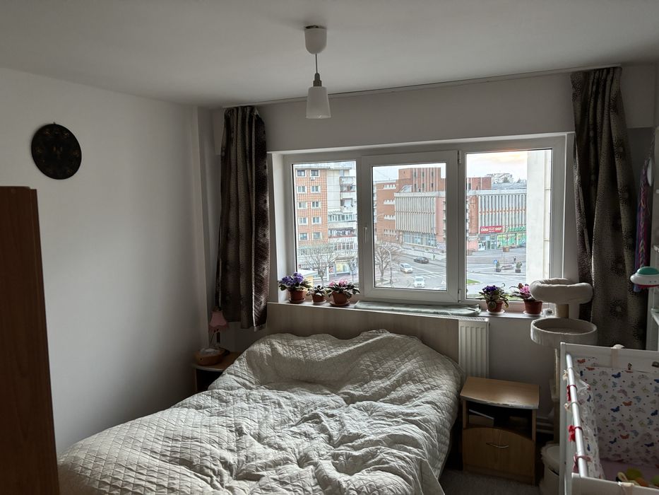 Apartament de inchiriat , decomandat si utilat.