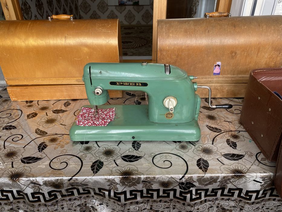 Qoʻl mashinkalari sotiladi