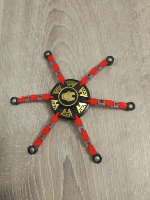 Паук может двигать своими лапками