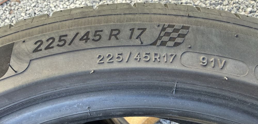 2бр 225/45/17 на 6,3мм с 21дот Мишелин