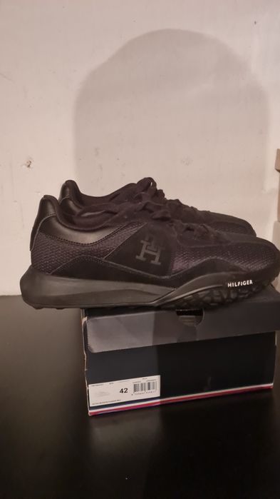 Vând pantofi sport Tommy Hilfiger