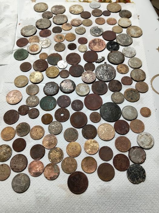 Vând monede vechii.