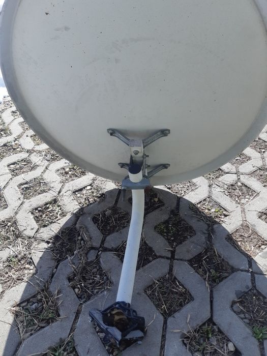 Antenă parabolică TV și trei receiver Dolce