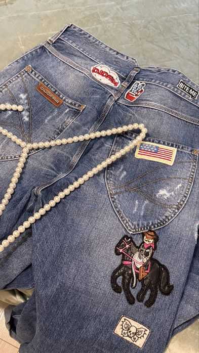 Дънки Джофра с висока талия и емблеми