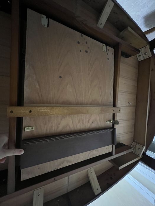 Продам мебельный стол.