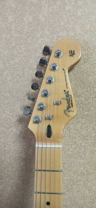 Fender Stratocaster с хамбакером и двумя синглами, комбоусилитель.