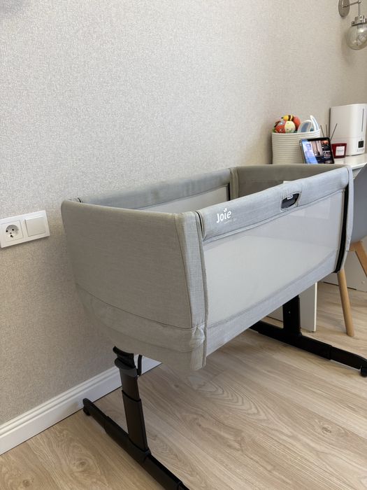 Продам приставную кроватку Joie.