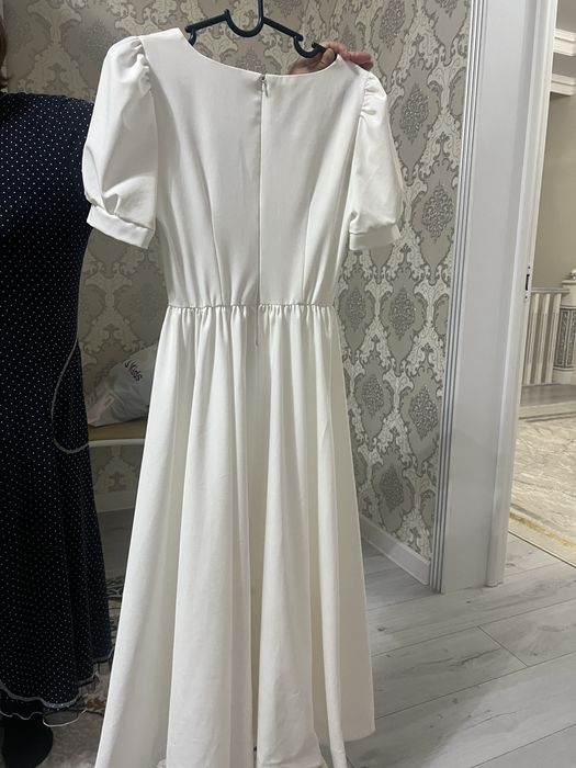 белое повседневное платье