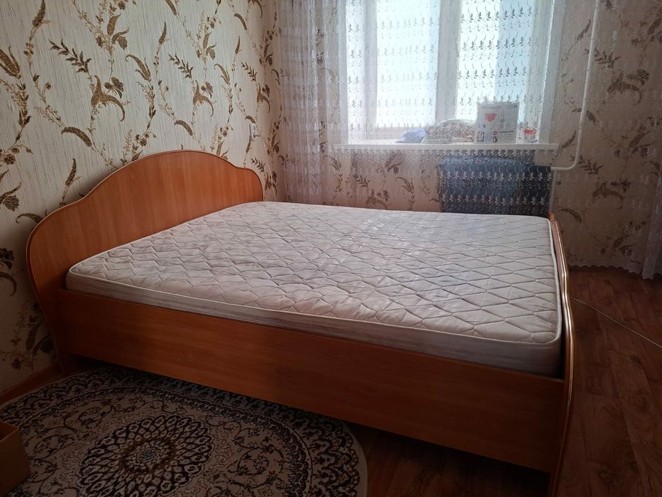 Продам двуспальную кровать с матрасом