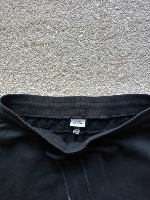Vând pantaloni trening băieți Ellesse, produs de calitate, mărimea M.