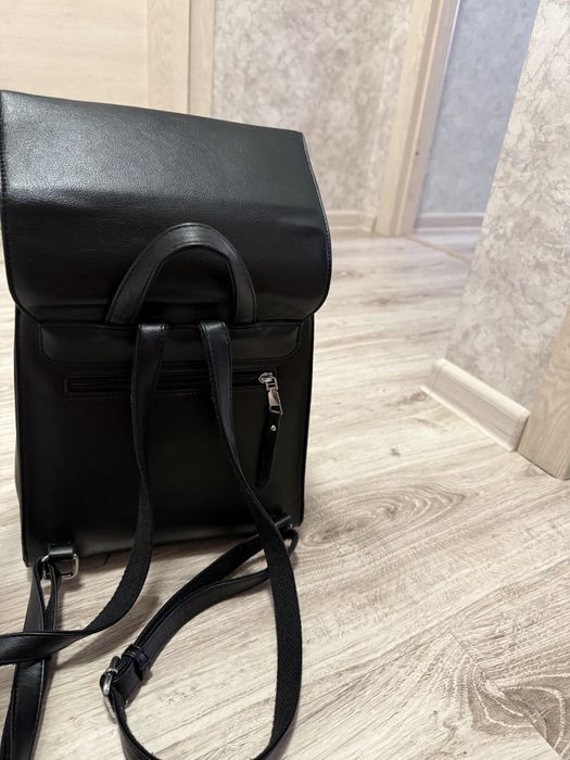 Продам жеснкий рюкзак