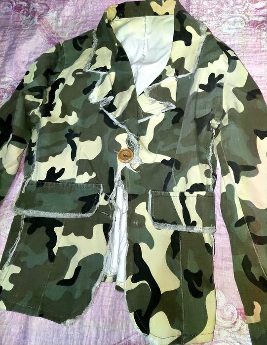 Это камуфляжный пиджак с необработанными краями