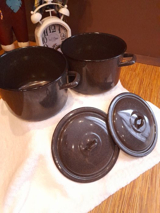 Две емайлирани тенджери, две нови кухненски дьски орех