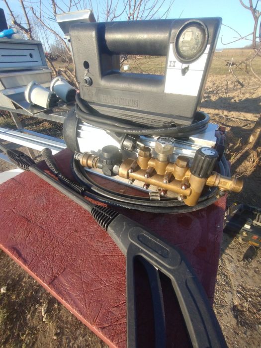 Vând aparat de spălat cu presiune