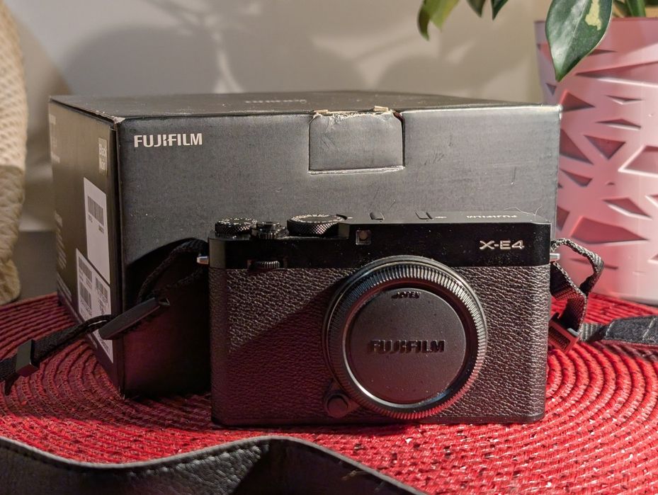 Body Fujifilm X-E4 mirrorless ca nou, complet + husa piele