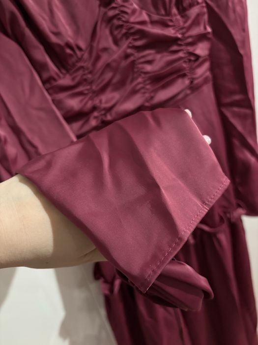 Атласное платье с V вырезом