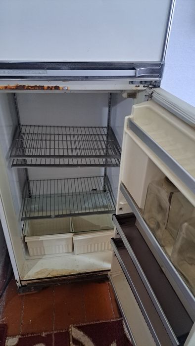 Холодилник советски в хорош состояни.