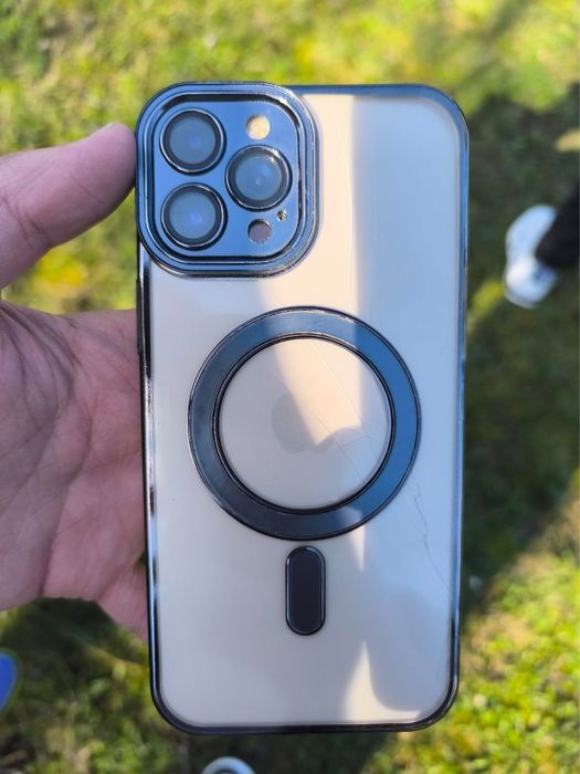 Iphone 12 pro max, 512gb, ediție gold, 72% nivel de baterie, puțin spart pe spate și vine cu o husă în plus