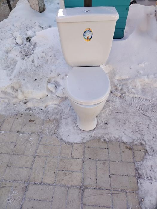 Продам унитаз с бочком