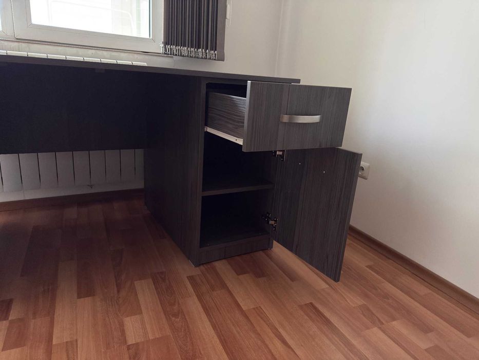 Поръчково запазено бюро